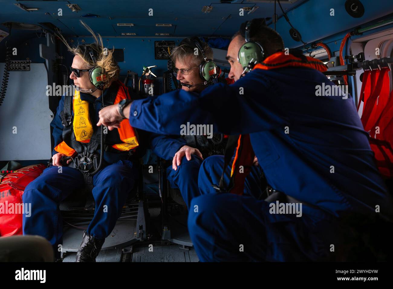 Linda L. Fagan, comandante della Guardia Costiera, vice Adm. Peter W. Gautier, vice comandante per le operazioni, e Rear Adm. Shannon N. Gilreath, quinto comandante distrettuale, valutano il collasso del Francis Scott Key Bridge a Baltimora, Maryland, 29 marzo 2024. Il Key Bridge è stato colpito dalla nave cargo Dali, bandiera di Singapore, la mattina presto del 26 marzo 2024. (Foto della Guardia Costiera degli Stati Uniti del sottufficiale di prima classe Brandon Giles) Foto Stock