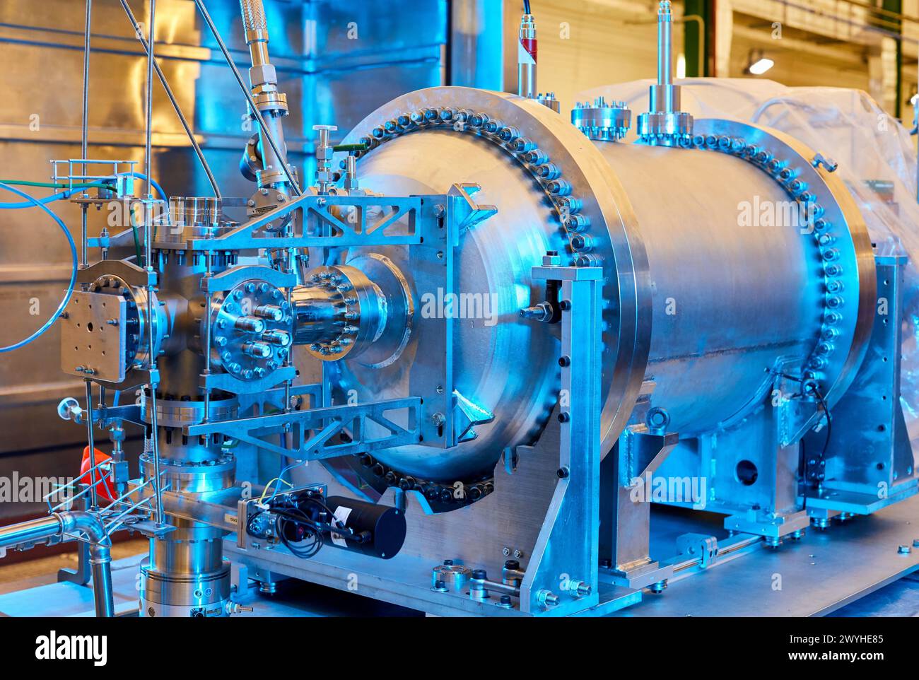 NEXT (Neutrino Experiment with a Xenon TPC) è un esperimento di decadimento a doppia beta della neutrinenza che opera presso il Canfranc Underground Laboratory (LSC). Si basa su un nuovo concetto di rilevamento per le ricerche di decadimento a doppia beta della neutrinenza, costituito da una camera di proiezione del tempo (TPC) riempita con xeno gassoso ad alta pressione e con funzioni separate per calorimetria e tracciamento. Progetto leader mondiale che studia la natura dei neutrini (se il neutrino è la sua antiparticella) alla ricerca di un raro tipo di decadimento chiamato doppio decadimento beta, il laboratorio Subterraneo de Canfranc (LSC) Foto Stock
