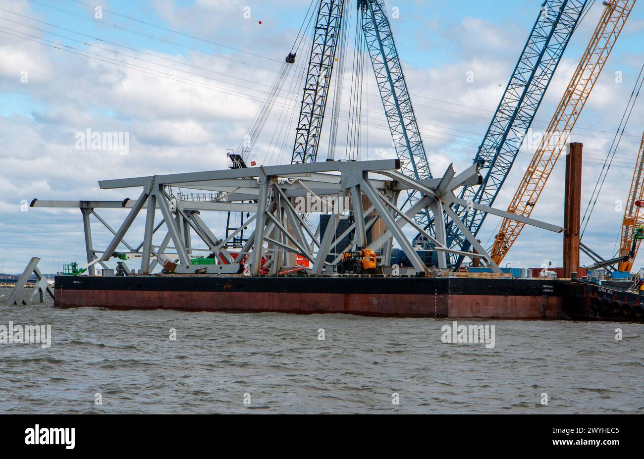 Il personale di risposta preparò i detriti dal Francis Scott Key Bridge per la rimozione dal fiume Patapsco, il 6 aprile 2024. L'Unified Command sta lavorando per ripristinare il flusso di commercio critico dentro e fuori Baltimora. Key Bridge Response 2024 Unified Command foto di Dylan Burnell, USACE. Foto Stock