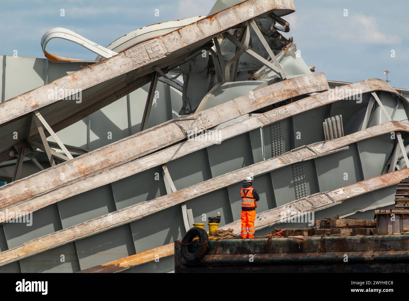 Un operatore di recupero valuta i detriti mentre le operazioni di recupero continuano a Baltimora il 6 aprile 2024. Gli sforzi di risposta sono in corso dopo il crollo di Francis Scott Key Bridge. Key Bridge 2024 Unified Command foto di Dylan Burnell, USACE. Foto Stock
