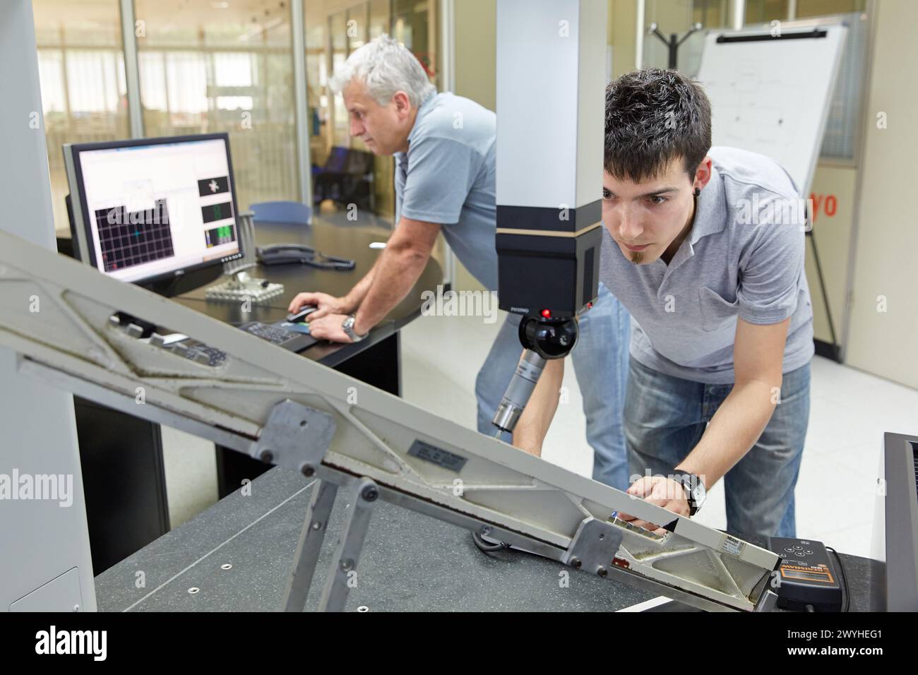 Il team SAT sta calibrando la macchina tridimensionale. Calibrazione del CMM. Macchina di misurazione delle coordinate. Innovativa metrologia applicata. Sariki Metrology. Elgoibar. Gipuzkoa. Paesi Baschi. Spagna. Foto Stock