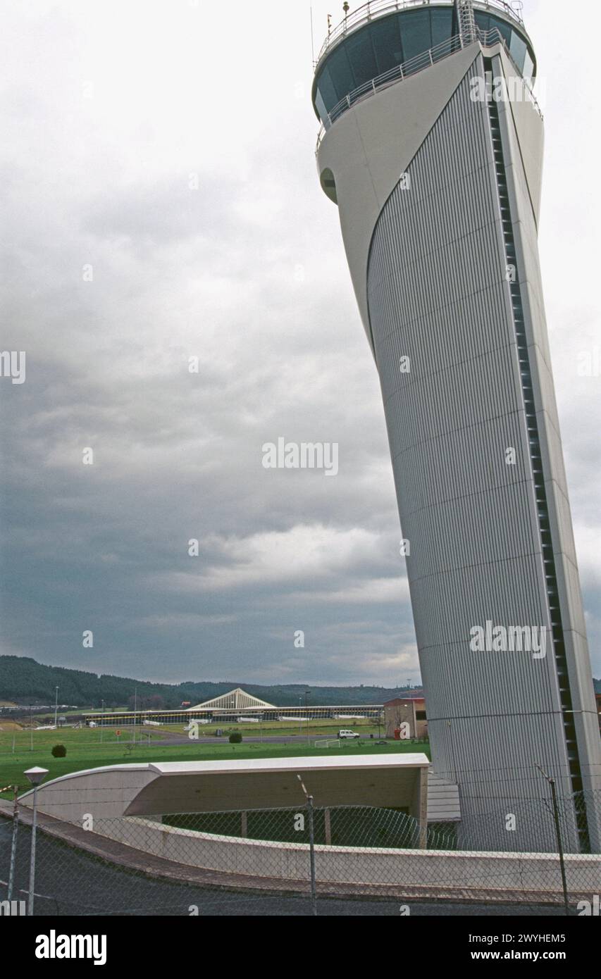 Torre di controllo dell'aeroporto di Bilbao, di Santiago Calatrava. Biscaglia. Paesi Baschi. Spagna. Foto Stock