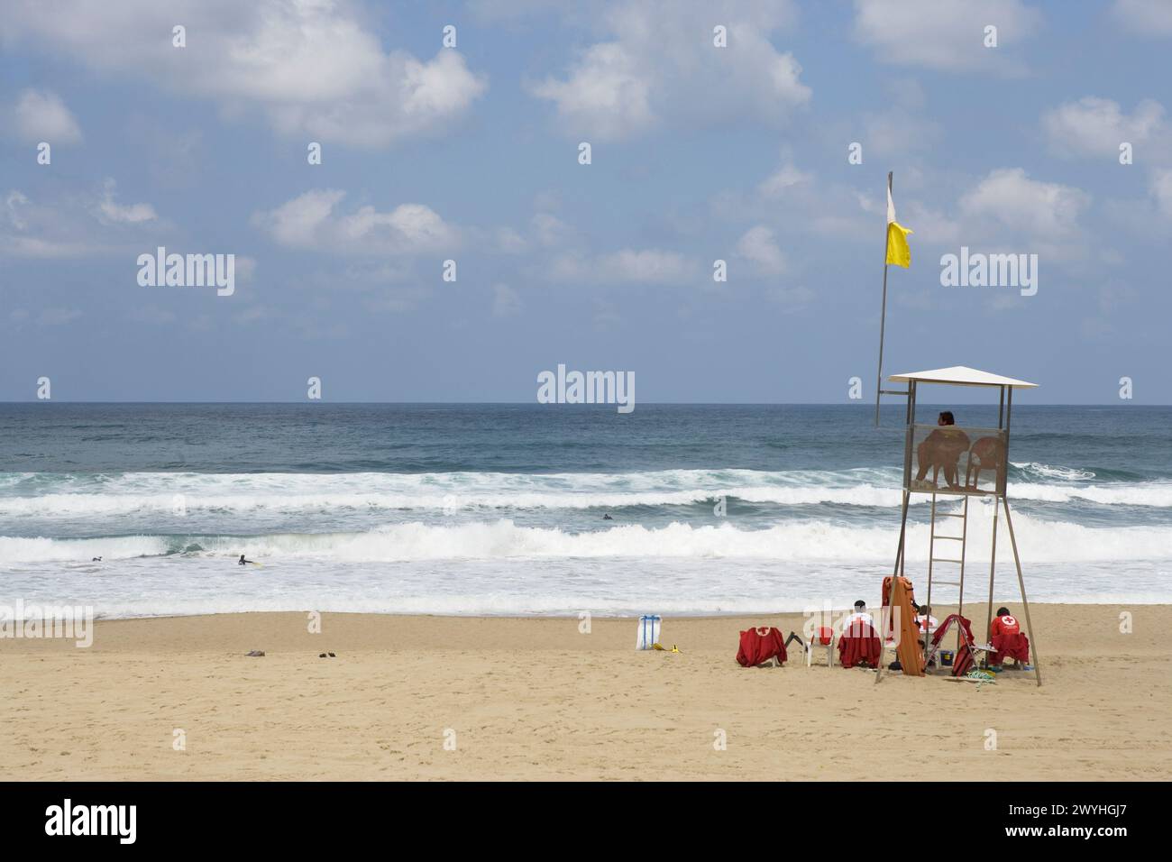 Sedia bagnino della Croce Rossa sulla spiaggia di Zurriola, San Sebastian. Guipuzcoa, Paesi Baschi, Spagna. Foto Stock