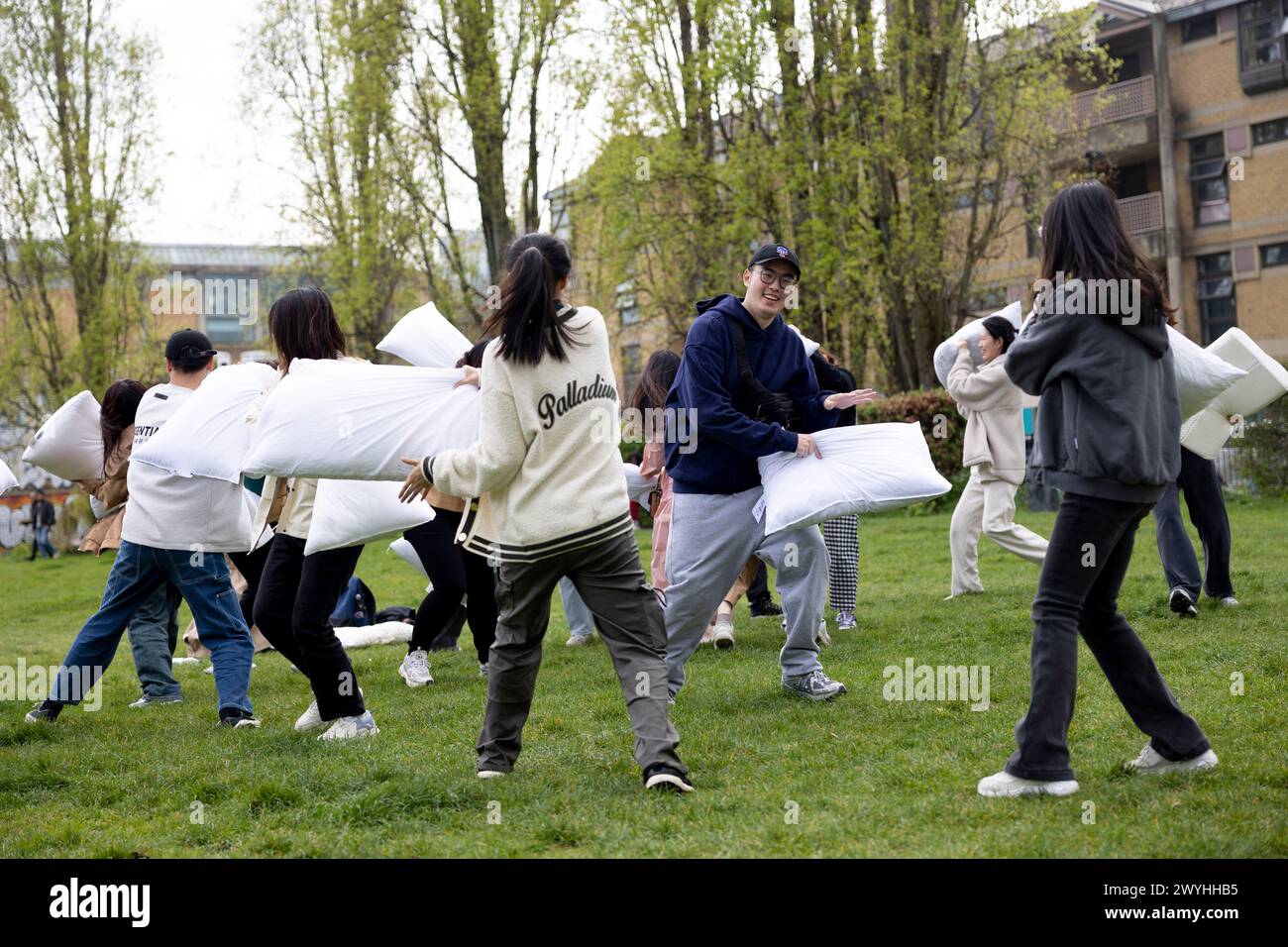 Londra, Regno Unito. 6 aprile 2024. Le persone si vedono combattere l'un l'altra con il cuscino all'Allen Garden. Le persone si riuniscono agli Allen Gardens di Londra per l'annuale giornata internazionale di combattimento del cuscino. I partecipanti sono armati di cuscini per impegnarsi in questa lotta non violenta. Il primo World Pillow Fight Day si è svolto nel marzo 2008 e da allora il movimento è cresciuto con flash mob che combattevano in sempre più città ogni anno, il tutto in nome del divertimento. (Foto di Hesther ng/SOPA Images/Sipa USA) credito: SIPA USA/Alamy Live News Foto Stock