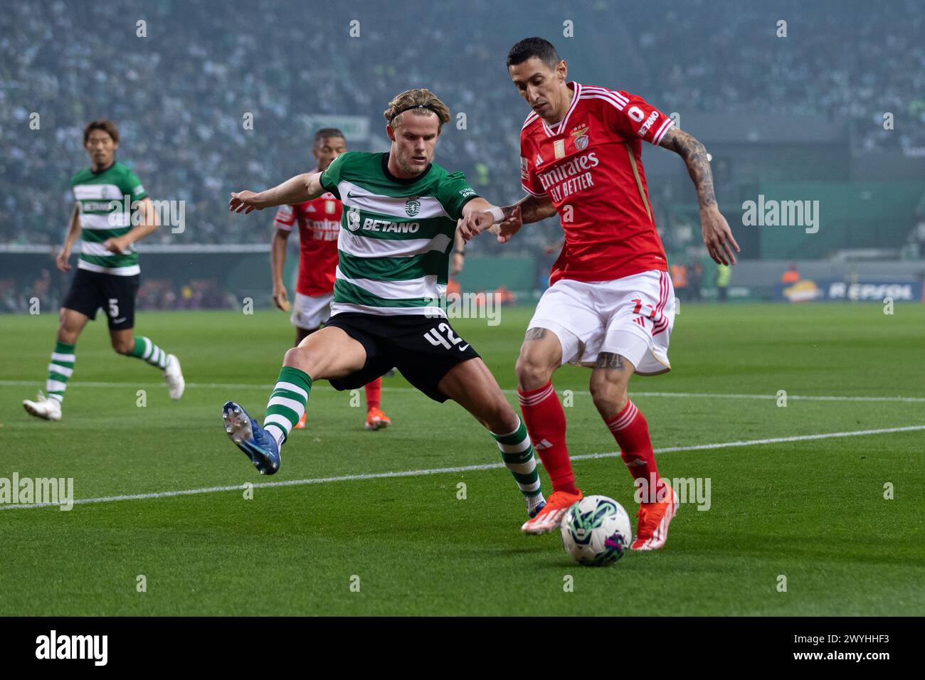 6 aprile 2024. Lisbona, Portogallo. Il centrocampista danese Morten Hjulmand (42) e l'attaccante argentino del Benfica Angel di Maria (11) in azione durante la partita del Matchday 28 di Liga Portugal Betclic, Sporting CP vs SL Benfica Credit: Alexandre de Sousa/Alamy Live News Foto Stock