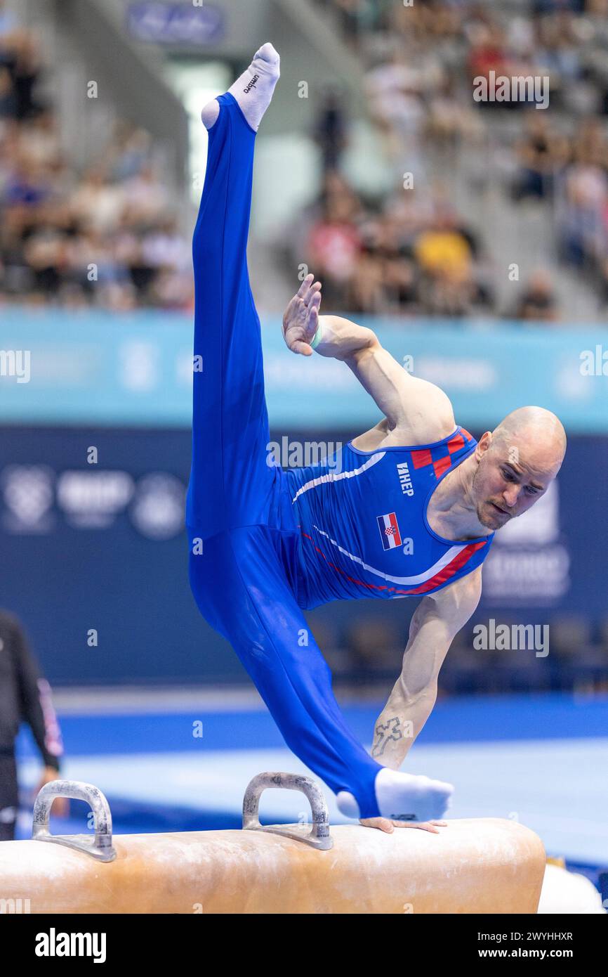 (240407) -- OSIJEK, 7 aprile 2024 (Xinhua) -- Filip Ude di Croazia partecipa alla finale di pommel a Osijek, Croazia, il 6 aprile 2024. (Borna Jaksic/PIXSELL tramite Xinhua) Foto Stock