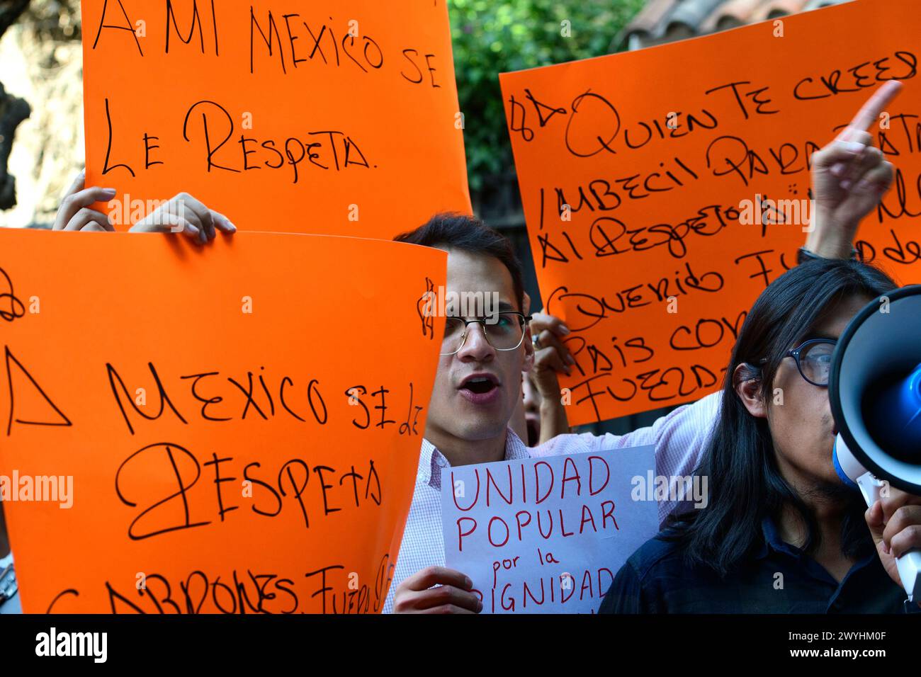 Città del Messico, città del Messico, Messico. 6 aprile 2024. Decine di persone manifestano questo sabato di fronte all'ambasciata ecuadoriana in Messico dopo la rottura diplomatica tra i due paesi.venerdì scorso il presidente Andrés Manuel LÃ³pez Obrador ha ordinato la sospensione delle relazioni diplomatiche con l'Ecuador dopo che l'ambasciata messicana a Quito è stata razziata per catturare l'ex vicepresidente Jorge Glas, che era sotto asilo politico presso la sede diplomatica. (Credit Image: © Jorge Nunez/ZUMA Press Wire) SOLO PER USO EDITORIALE! Non per USO commerciale! Crediti: ZUMA Press, Inc./Alamy Live News Foto Stock