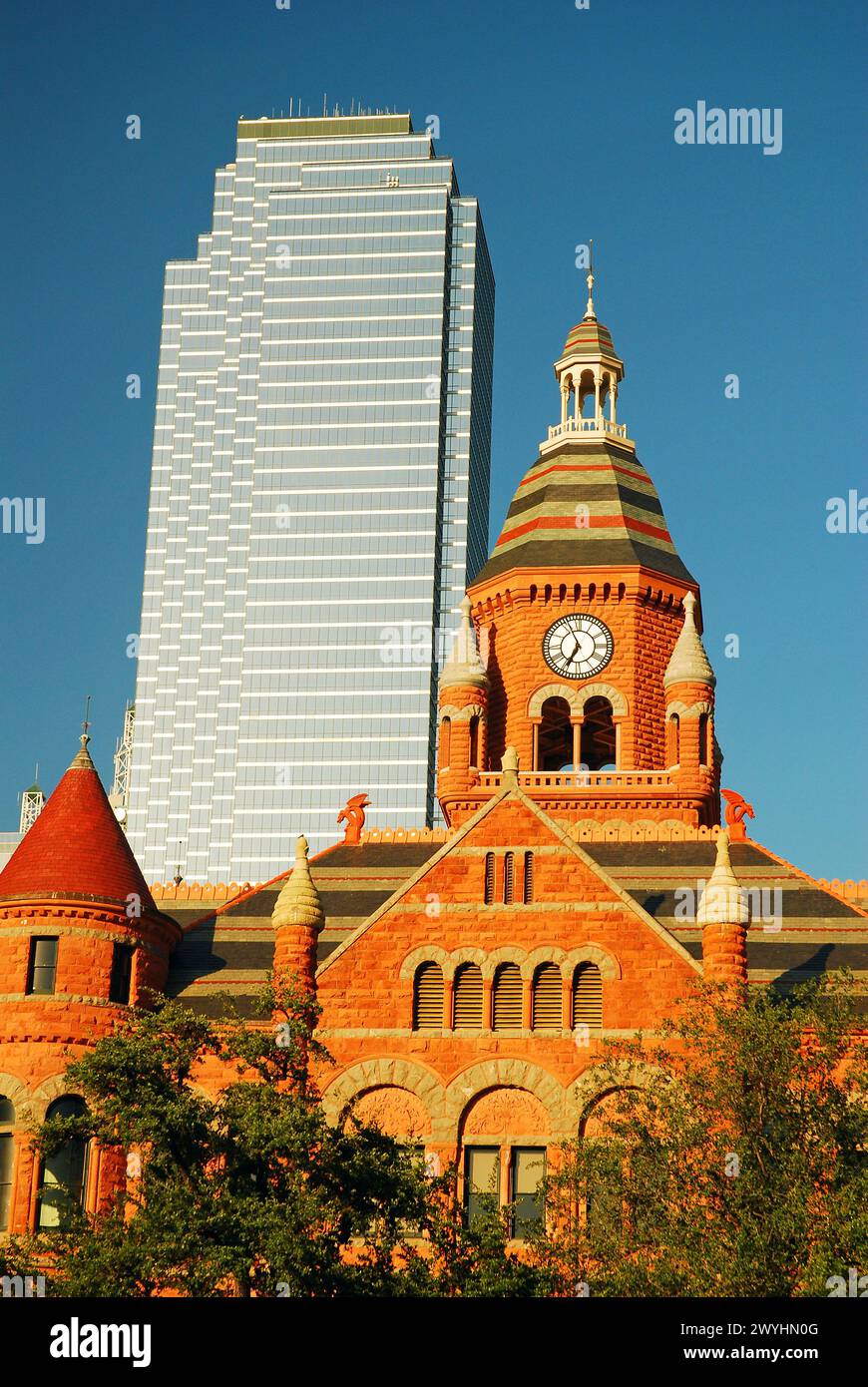 In contrasto con l'architettura storica dell'Old Red Courthouse e del moderno Bank of America Building, a Dallas, Texas Foto Stock