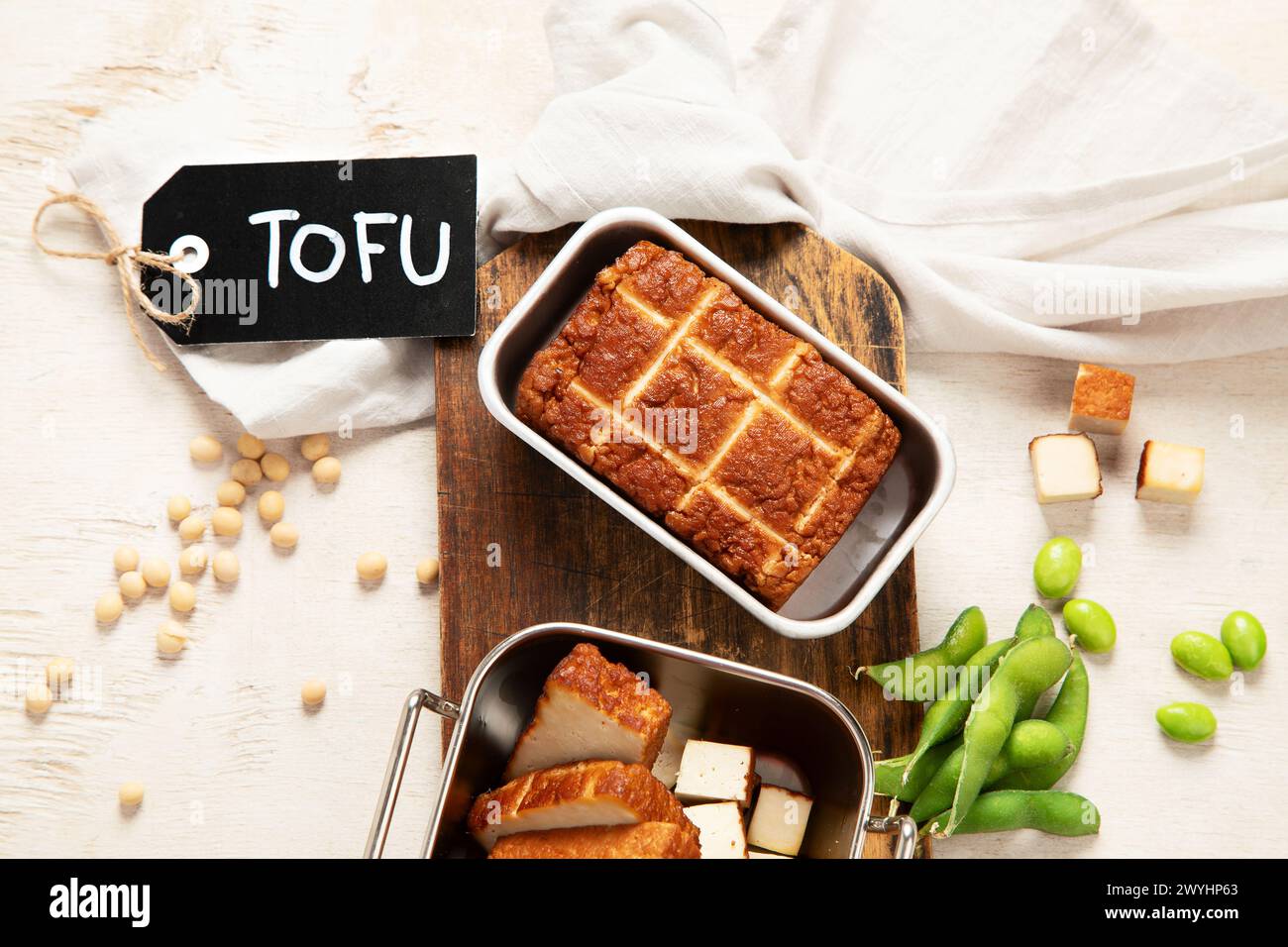 Cibo di soia. Tofu al forno su tavola, semi di soia. Prodotto vegano. Vista dall'alto Foto Stock