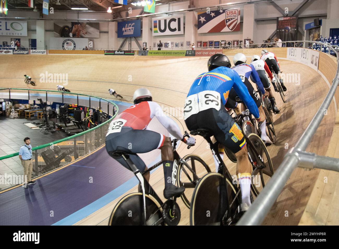 Los Angeles, California, Stati Uniti. 6 aprile 2024. Il campo nell'omnium maschile sulla pista del velo Sports Center, che sarà il Velodromo Olimpico alle Olimpiadi di Los Angeles del 2028. Crediti: Casey B. Gibson/Alamy Live News Foto Stock