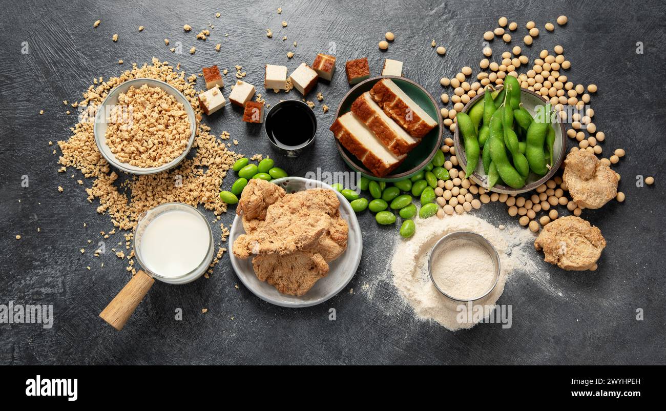 Prodotti di soia su sfondo nero. Cibo sano vegano. Vista dall'alto Foto Stock