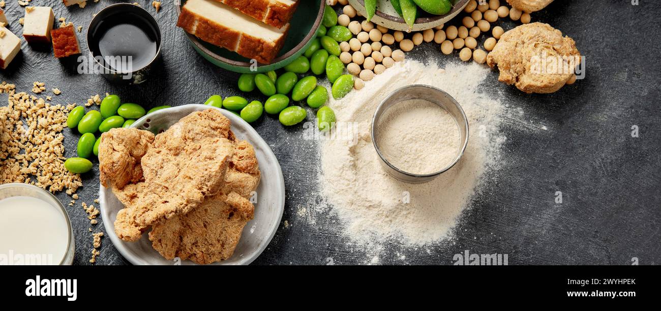 Prodotti di soia su sfondo nero. Cibo sano vegano. Vista dall'alto, copia spazio Foto Stock
