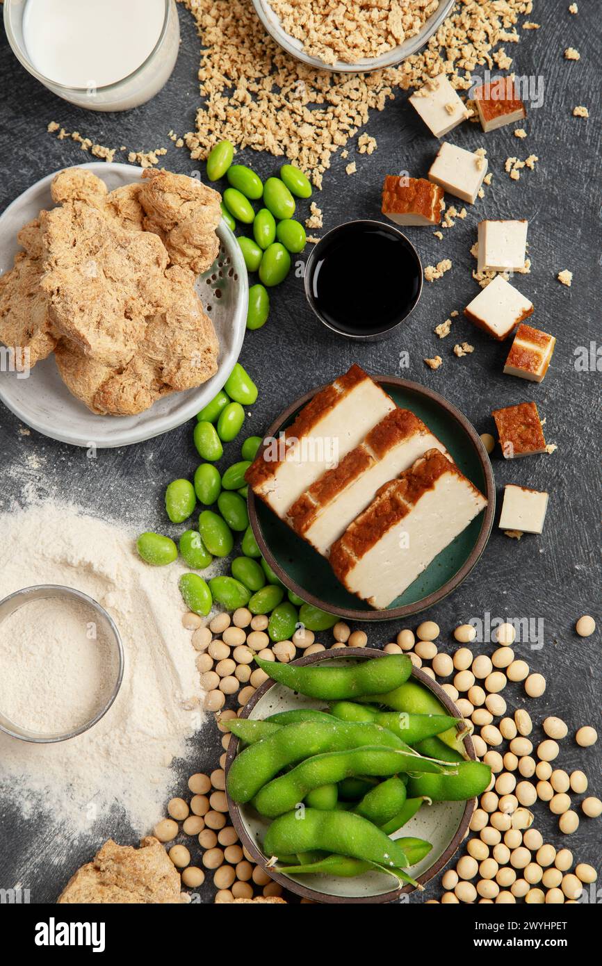 Prodotti di soia su sfondo nero. Cibo sano vegano. Vista dall'alto Foto Stock