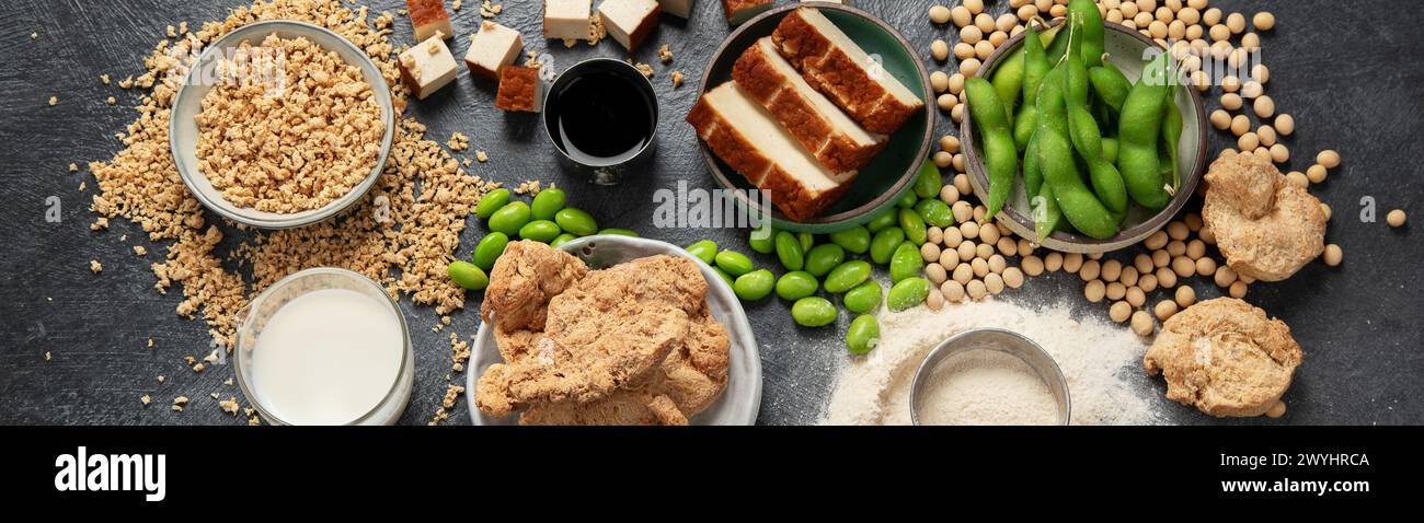 Prodotti di soia su sfondo nero. Cibo sano vegano. Vista dall'alto, panorama Foto Stock