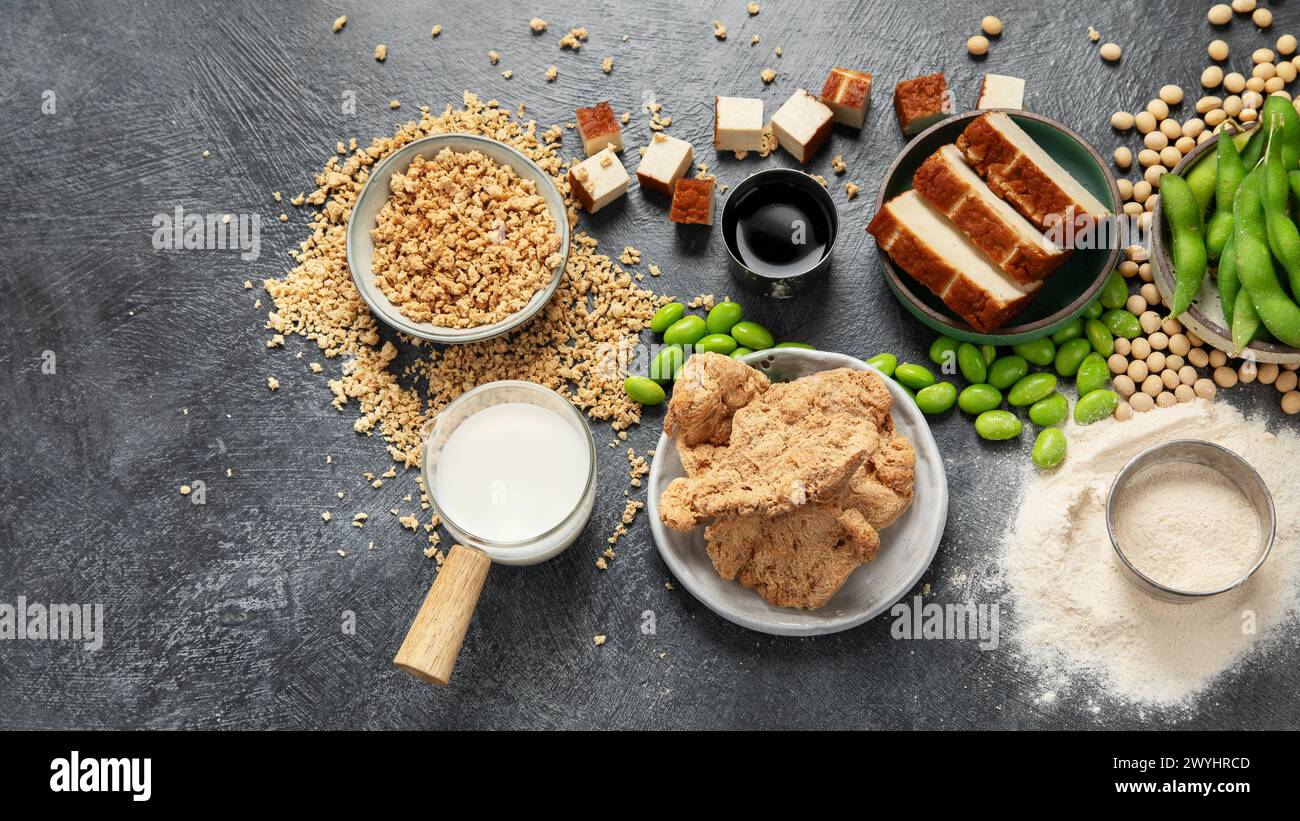 Prodotti di soia su sfondo nero. Cibo sano vegano. Vista dall'alto, copia spazio Foto Stock