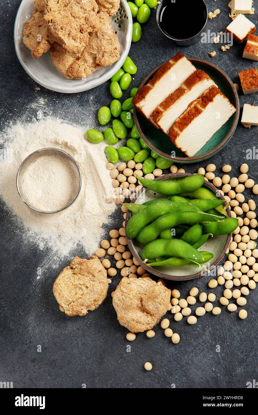 Prodotti di soia su sfondo nero. Cibo sano vegano. Vista dall'alto Foto Stock