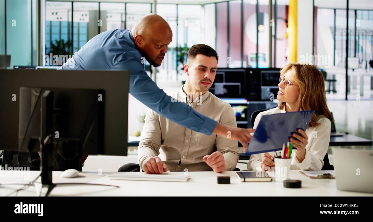 Riunione di lavoro al tavolo conferenze. Comunicazione di persone professionali diversificate Foto Stock