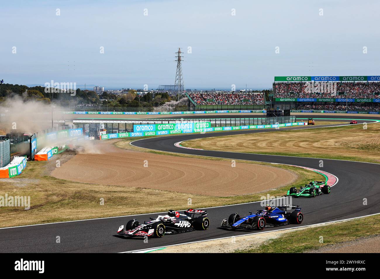 Suzuka, Giappone. 7 aprile 2024. Kevin Magnussen (DEN) Haas VF-24 e Logan Sargeant (USA) Williams Racing FW46 come Daniel Ricciardo (AUS) RB VCARB 01 e Alexander Albon (THA) Williams Racing FW46 si schiantano all'inizio della gara. 07.04.2024. Formula 1 World Championship, Rd 4, Japanese Grand Prix, Suzuka, Giappone, giorno della gara. Il credito fotografico dovrebbe essere: XPB/Alamy Live News. Foto Stock