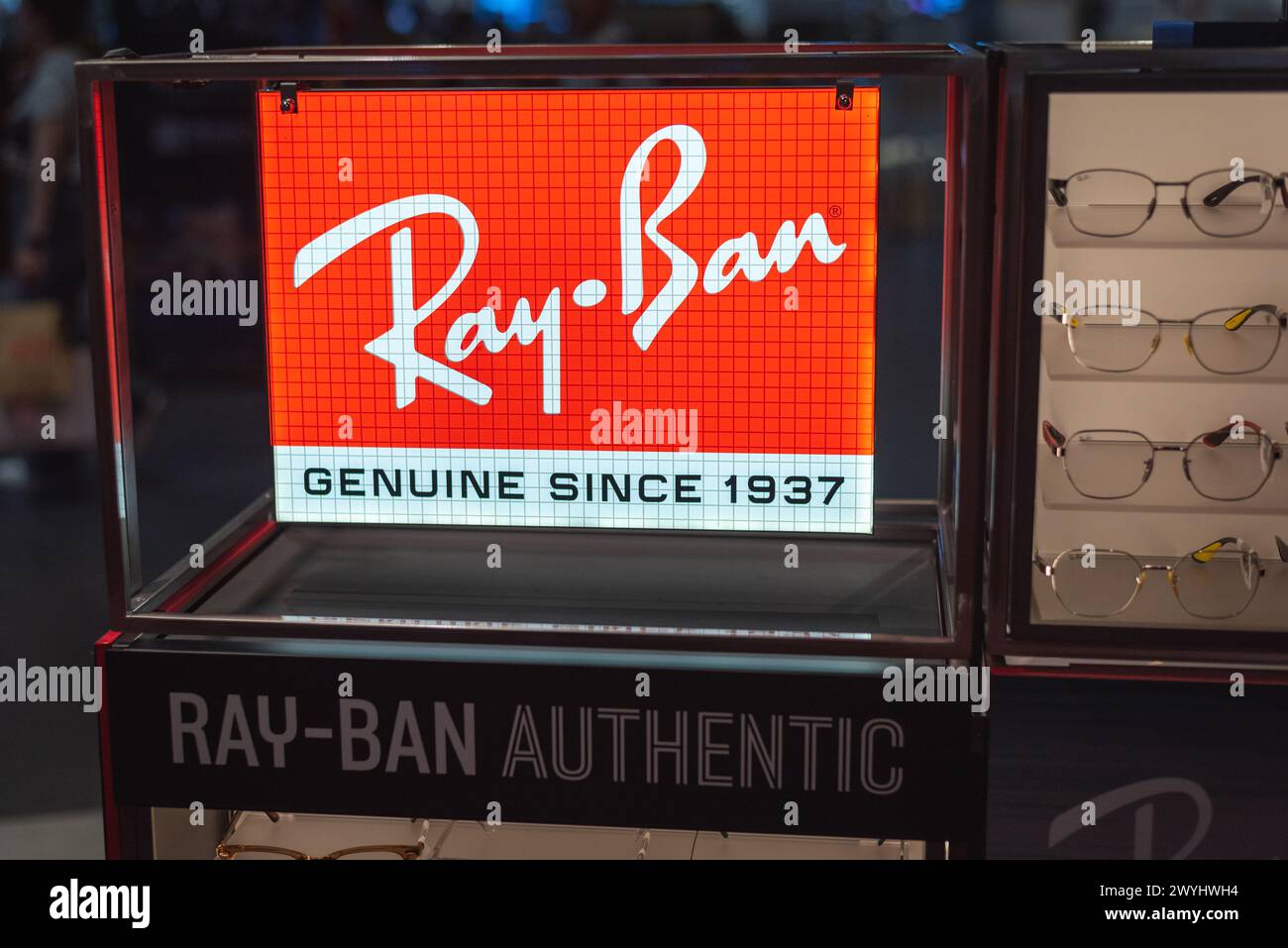 Ray-Ban logo in un negozio il 16 marzo 2024, a Bangkok, Thailandia. Foto Stock