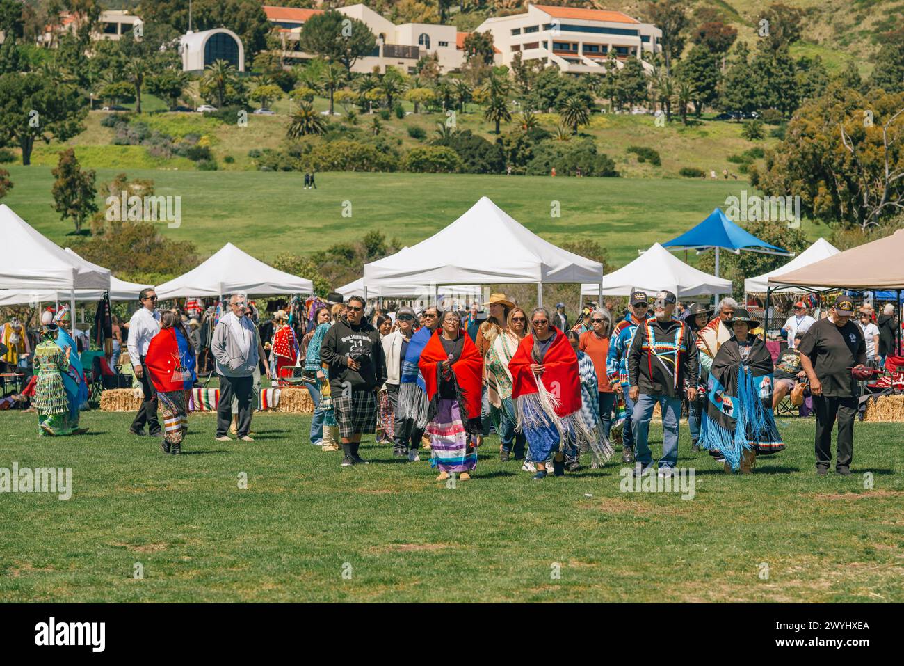 Malibu, California. 6 aprile 2024. Chumash Day Pow Wow e Inter-tribal Gathering. Il Malibu Bluffs Park festeggia i 24 anni di vita dell'Annu Foto Stock