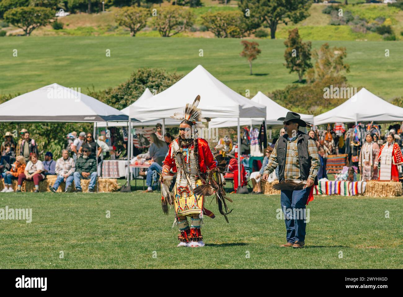 Malibu, California. 6 aprile 2024. Chumash Day Pow Wow e Inter-tribal Gathering. Il Malibu Bluffs Park festeggia i 24 anni di vita dell'Annu Foto Stock