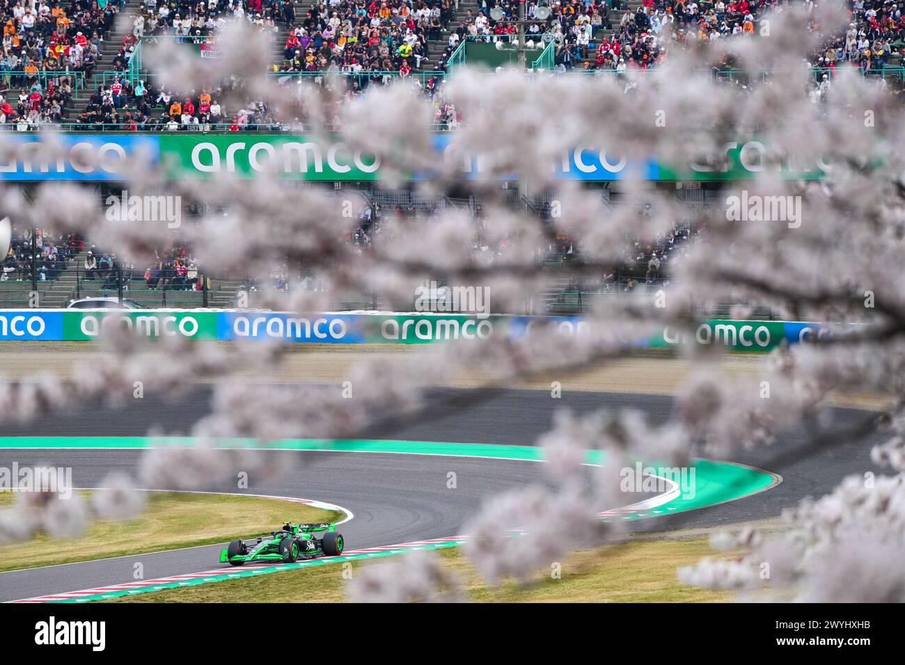 Pechino, Giappone. 6 aprile 2024. Il pilota cinese Kick Sauber Zhou Guanyu gareggia durante la sessione di qualificazione del Gran Premio del Giappone di Formula 1 sul circuito di Suzuka, in Giappone, il 6 aprile 2024. Crediti: Zhang Xiaoyu/Xinhua/Alamy Live News Foto Stock