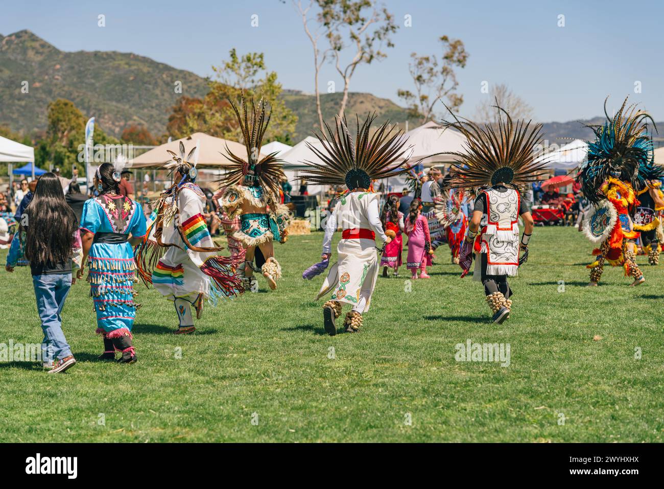 Malibu, California. 6 aprile 2024. Chumash Day Pow Wow e Inter-tribal Gathering. Il Malibu Bluffs Park festeggia i 24 anni di vita dell'Annu Foto Stock