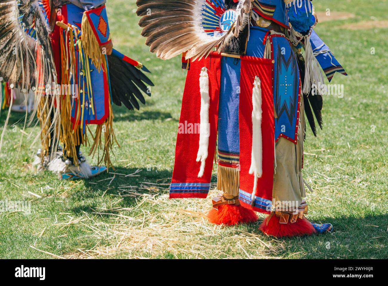 Malibu, California. 6 aprile 2024. Powwow. I nativi americani vestiti in regalia. I dettagli delle regalia da vicino. Chumash Day Powwow Foto Stock