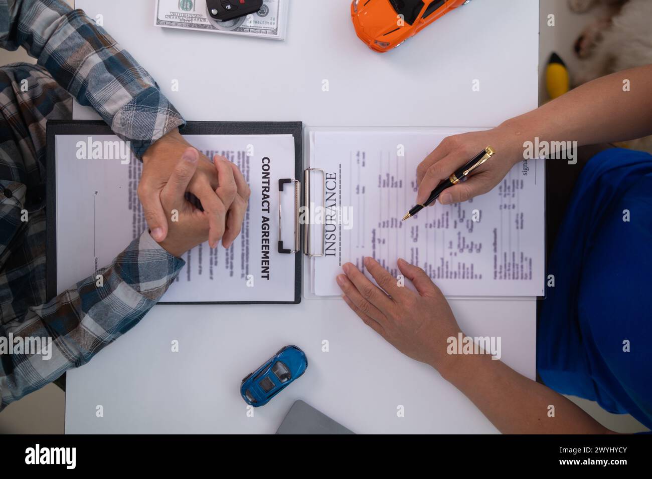 I concessionari di auto consigliano l'auto ai clienti prima di stipulare contratti di vendita, in modo che i clienti possano ottenere l'auto che preferiscono prima di pagare i costi del contratto. Foto Stock