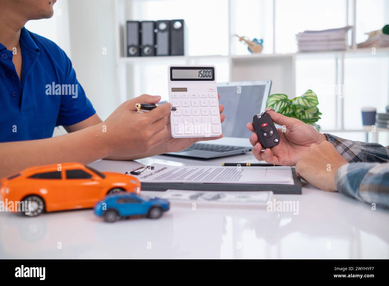 I concessionari di auto consigliano l'auto ai clienti prima di stipulare contratti di vendita, in modo che i clienti possano ottenere l'auto che preferiscono prima di pagare i costi del contratto. Foto Stock