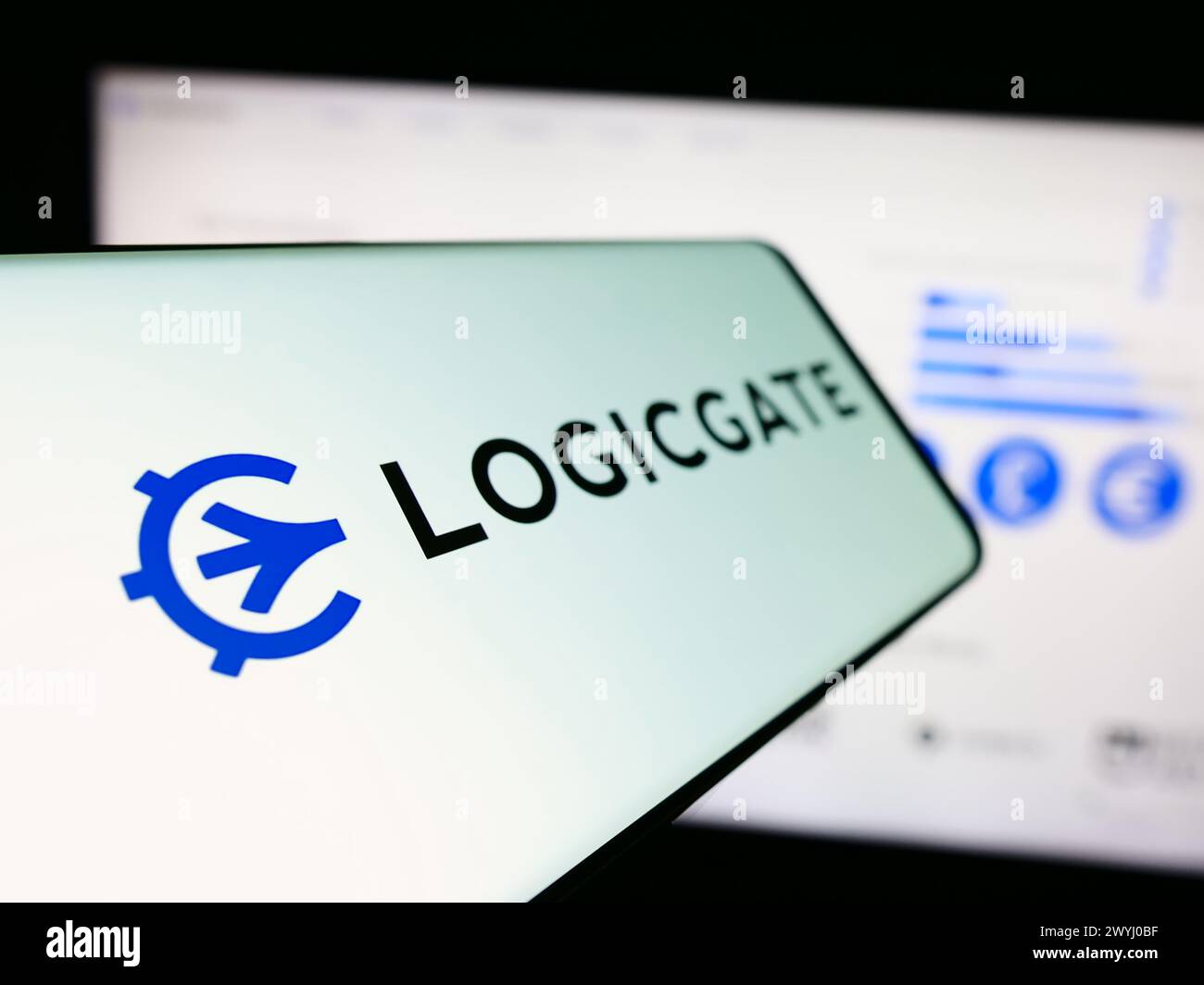 Telefono cellulare con logo della tecnologia americana di gestione dei rischi LogicGate Inc. Davanti al sito Web. Mettere a fuoco la parte sinistra del display del telefono. Foto Stock