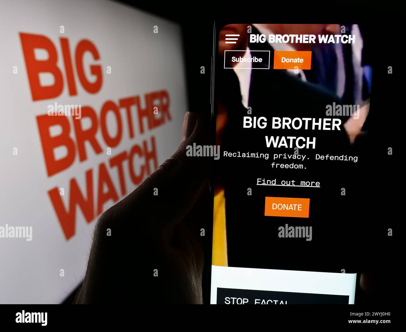 Persona che tiene un cellulare con la pagina web dell'organizzazione britannica Big Brother Watch davanti al logo. Messa a fuoco al centro del display del telefono. Foto Stock