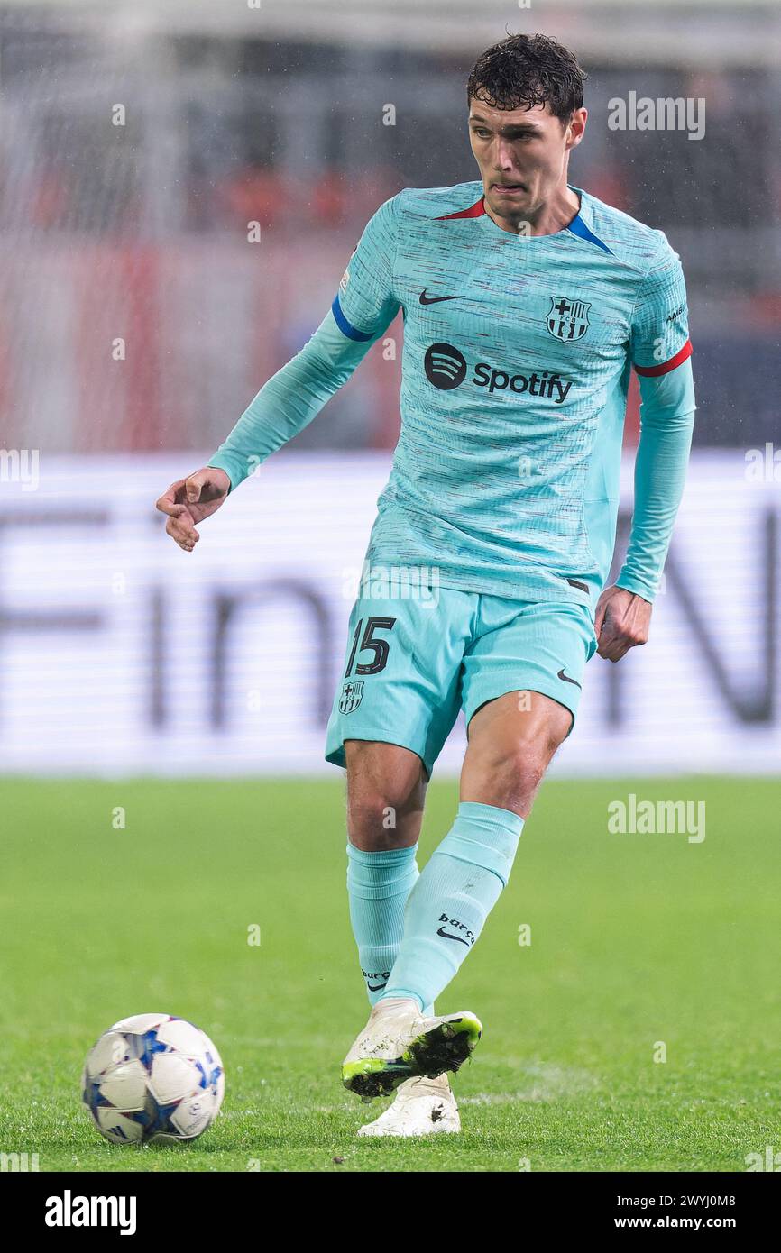 Anversa, Belgio. 13 dicembre 2023. ANVERSA, BELGIO - 13 DICEMBRE: Andreas Christensen del Barcellona passa il pallone durante la partita del gruppo H - UEFA Champions League 2023/24 tra il Royal Anversa FC e il FC Barcelona al Bosuilstadion il 13 dicembre 2023 ad Anversa, Belgio. (Foto di Joris Verwijst/Agenzia BSR) credito: Agenzia BSR/Alamy Live News Foto Stock