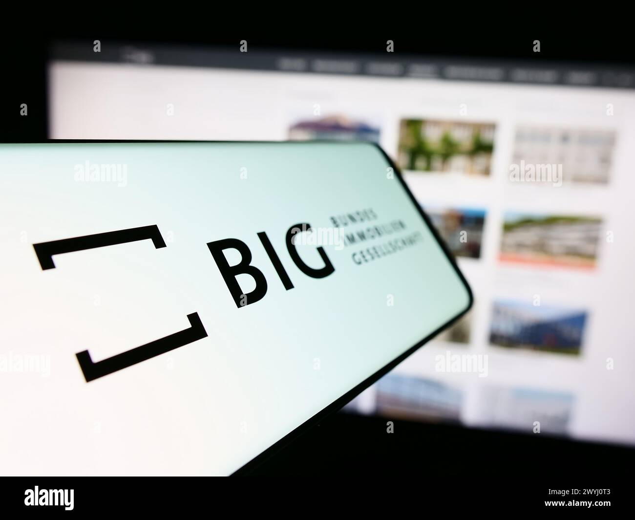 Smartphone con logo dell'azienda austriaca Bundesimmobiliengesellschaft m.b.H. (GRANDE) davanti al sito Web. Mettere a fuoco la parte centrale sinistra del display del telefono. Foto Stock