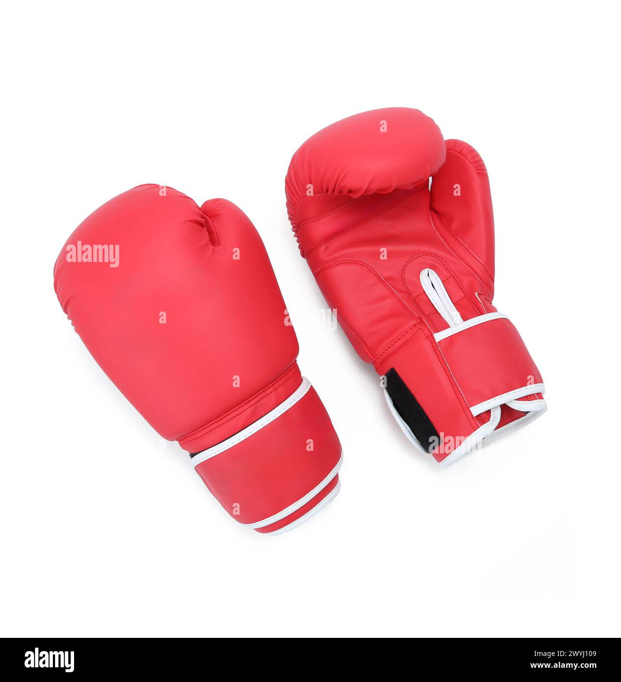 coppia di guanti da boxe rossi isolati su sfondo bianco Foto Stock