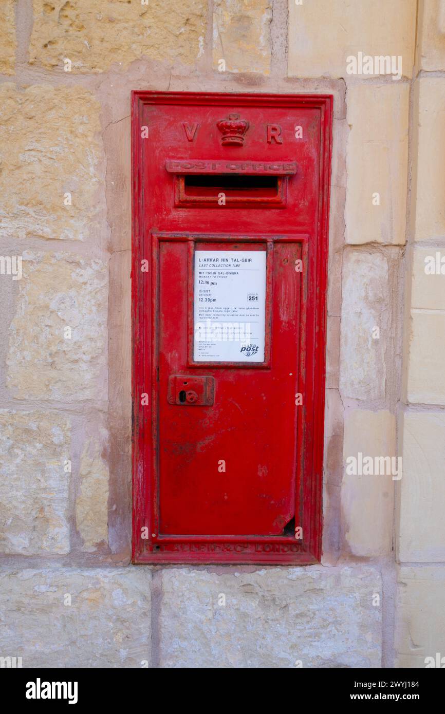 La Valletta, Malta, 3 aprile 2024. una vecchia cassetta postale rossa in una strada nel centro della città Foto Stock