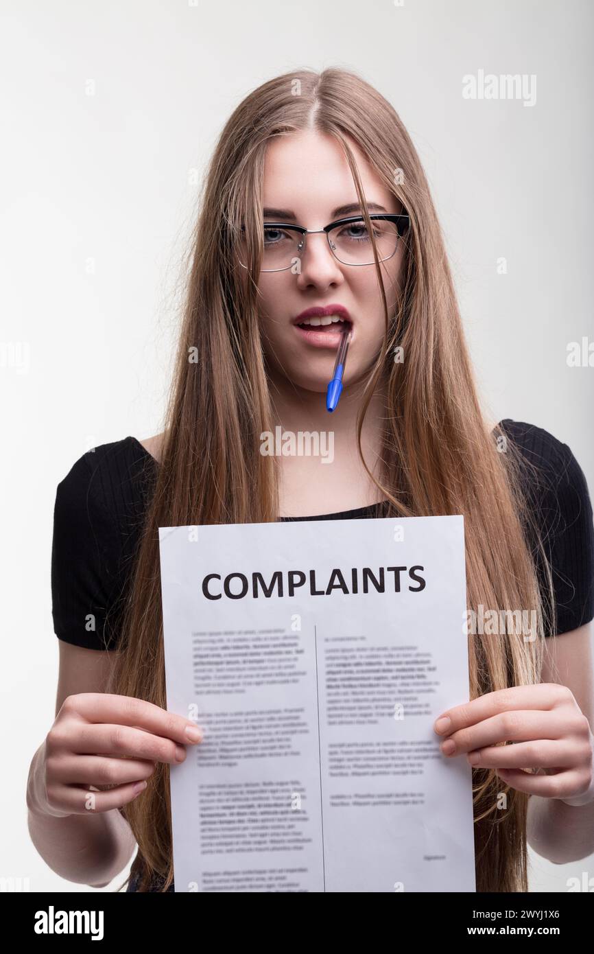 Sguardo analitico fissato sui reclami, incarna risolutezza e controllo Foto Stock