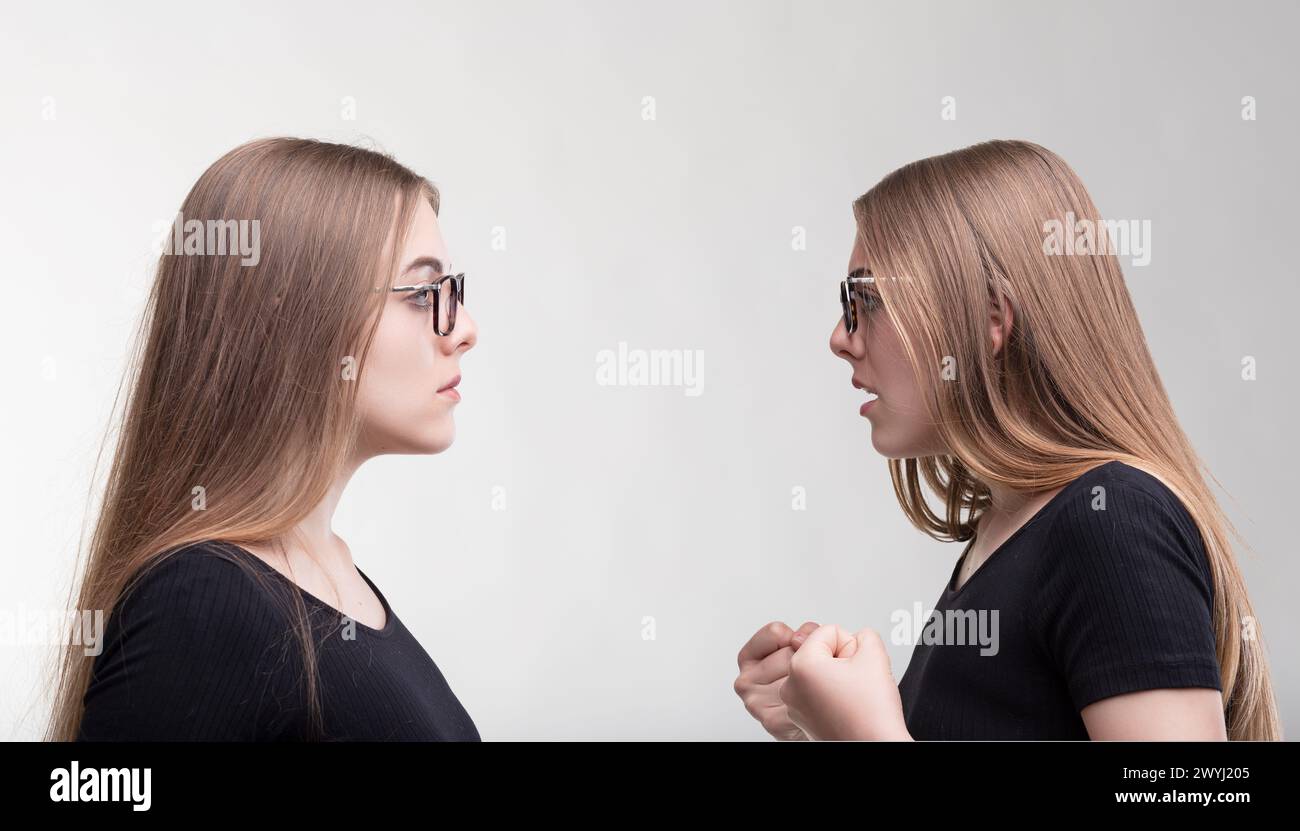 Donne identiche si impegnano in un dibattito silenzioso, le loro espressioni bloccate nella comunicazione Foto Stock