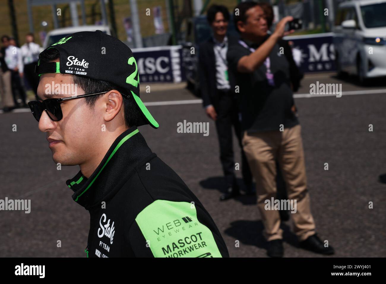 Suzuka, Giappone. 7 aprile 2024. Il cinese Zhou Guanyu di Kick Sauber partecipa alla parata dei piloti prima del Gran Premio di Formula 1 del Giappone a Suzuka, Giappone, 7 aprile 2024. Crediti: Zhang Xiaoyu/Xinhua/Alamy Live News Foto Stock