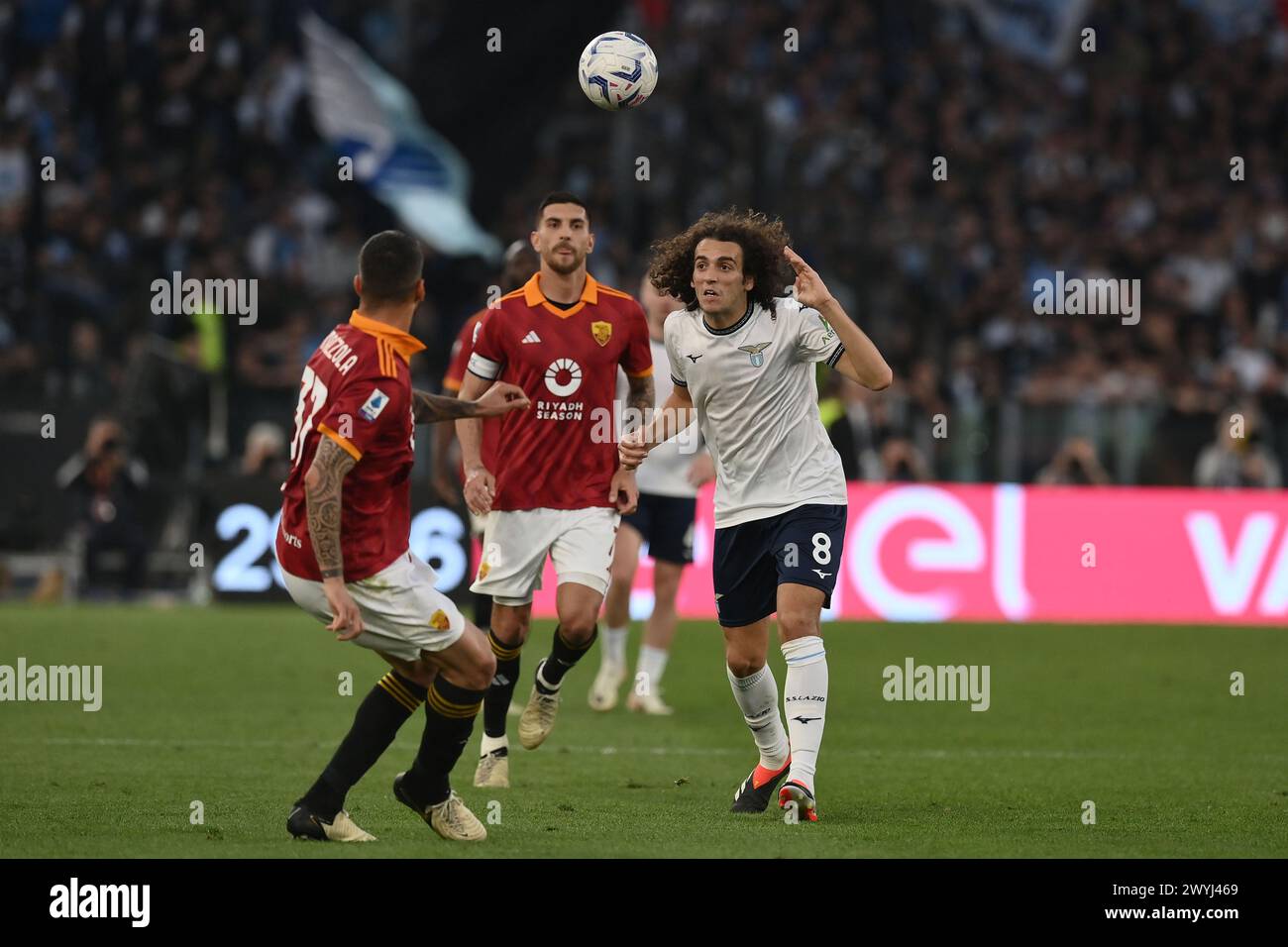 Matto Guendouze (Lazio)Leonardo Spinazzola (Roma)Lorenzo Pellegrini (Roma) durante la partita di serie A italiana tra Roma 1-0 Lazio allo Stadio Olimpico il 6 aprile 2024 a Roma, Italia. Crediti: Maurizio Borsari/AFLO/Alamy Live News Foto Stock