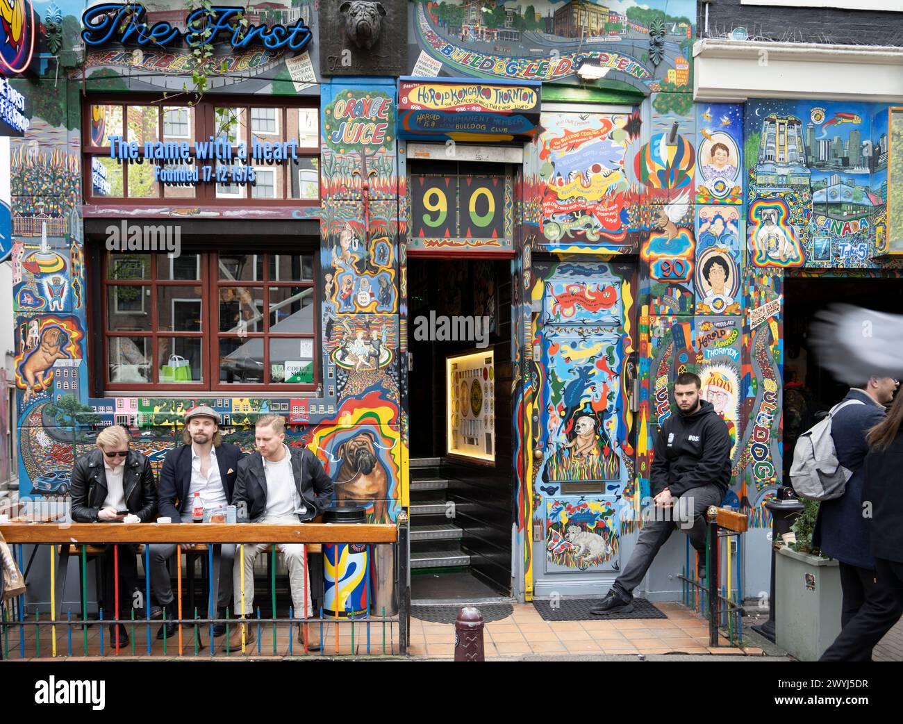 La prima caffetteria sul canale Oudezijds Voorburgwal, Amsterdam, Paesi Bassi Foto Stock