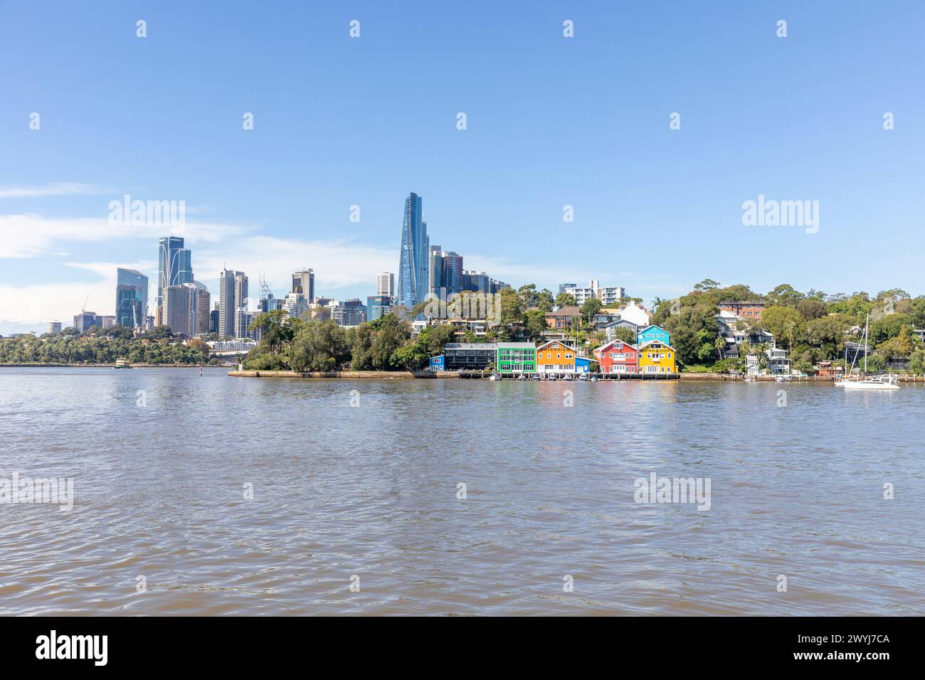 Penisola di Balmain e porto con vedute del paesaggio urbano del centro di Sydney con grattacieli alti, Sydney, NSW, Australia Foto Stock