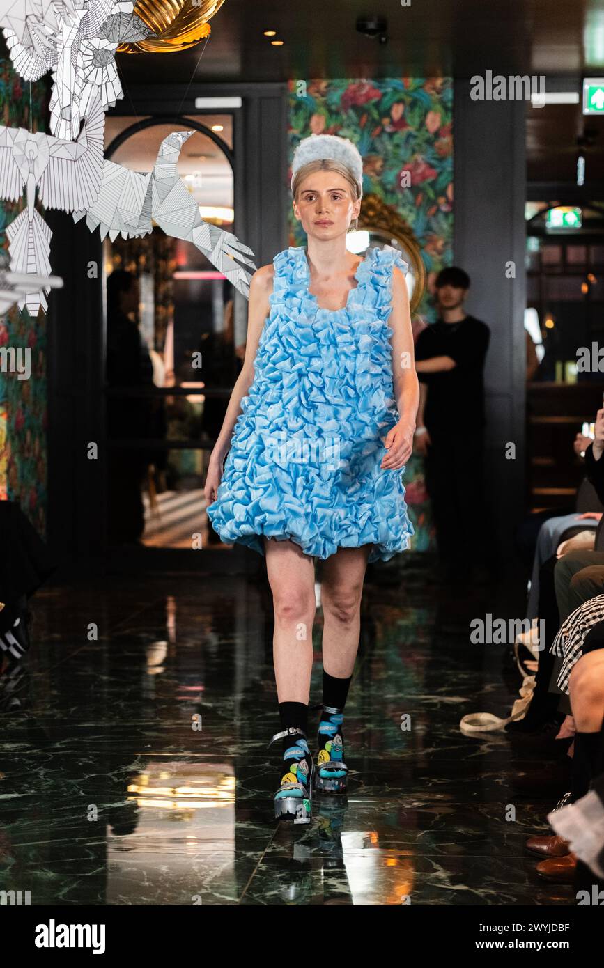 Modello, modellazione sulla passerella per la sfilata di moda sostenibile VIN+OMI "Sci-Fi Magpie". Materiali e tessuti riciclati. In The Other House, Londra, Regno Unito Foto Stock