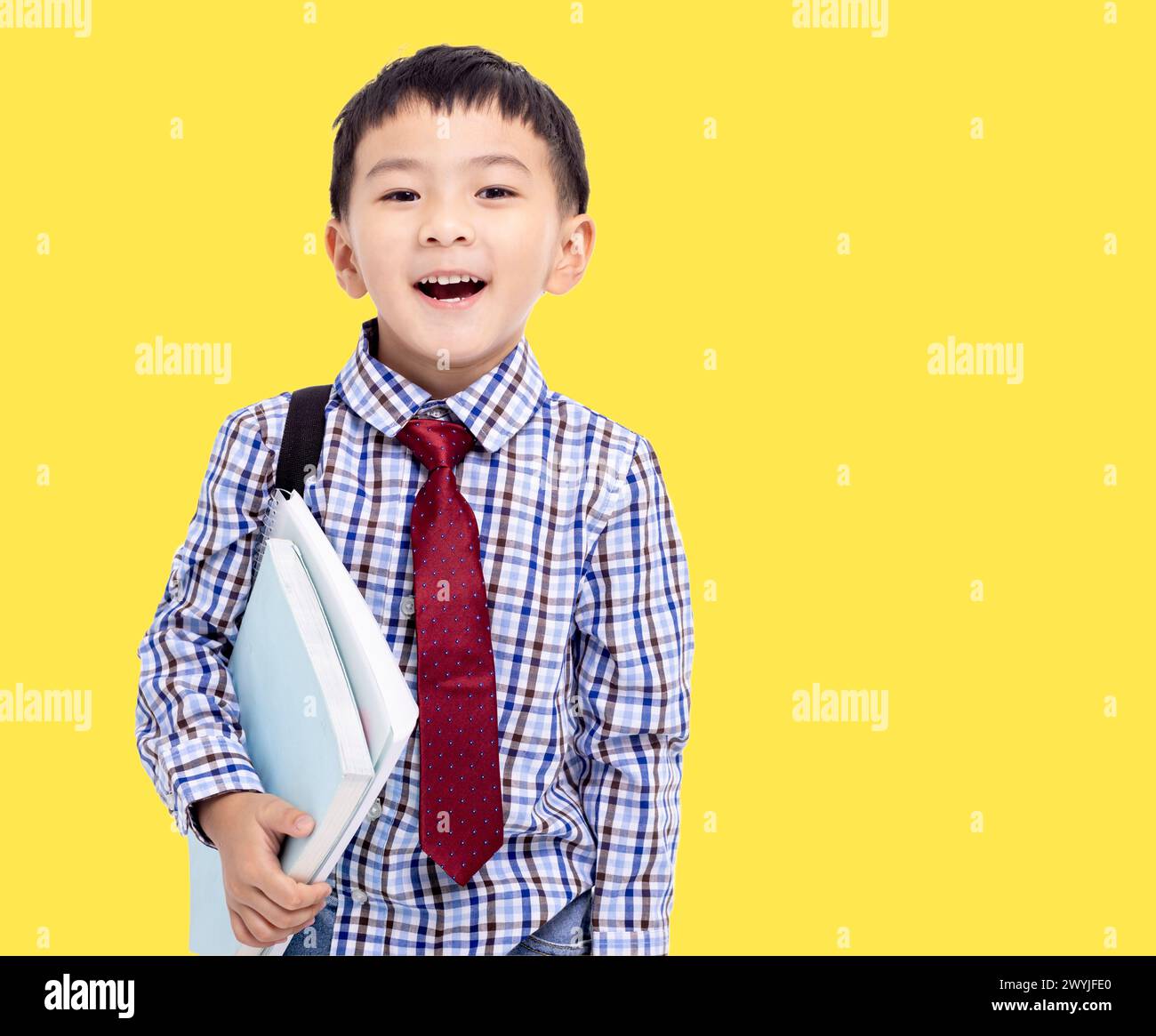 Torna a scuola. Un bambino felice che tiene con i libri Foto Stock