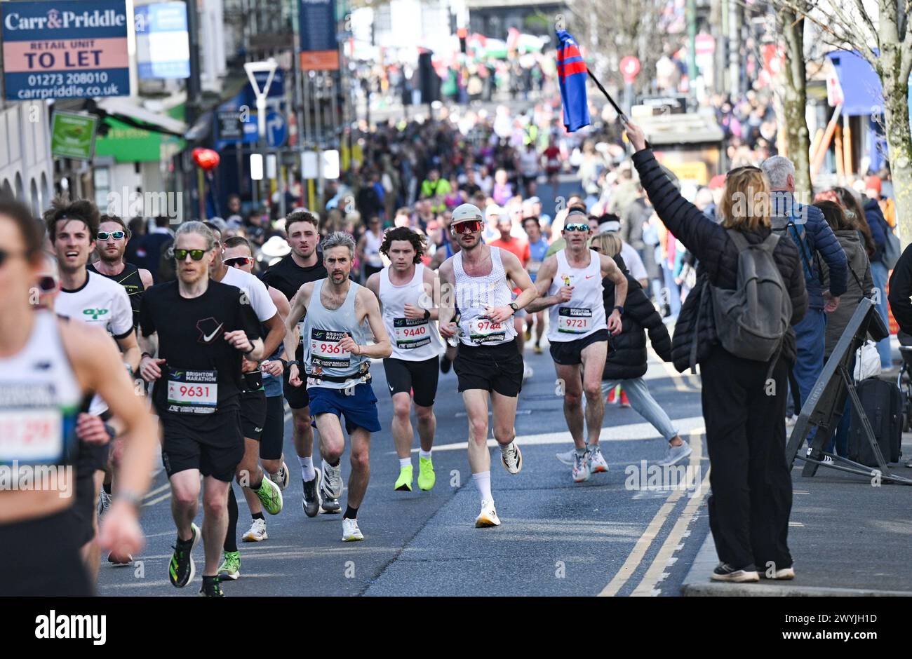 Brighton Regno Unito 7 aprile 2024 - migliaia di corridori partecipano alla Maratona di Brighton in una giornata luminosa soleggiata ma ventosa: Credit Simon Dack / Alamy Live News Foto Stock