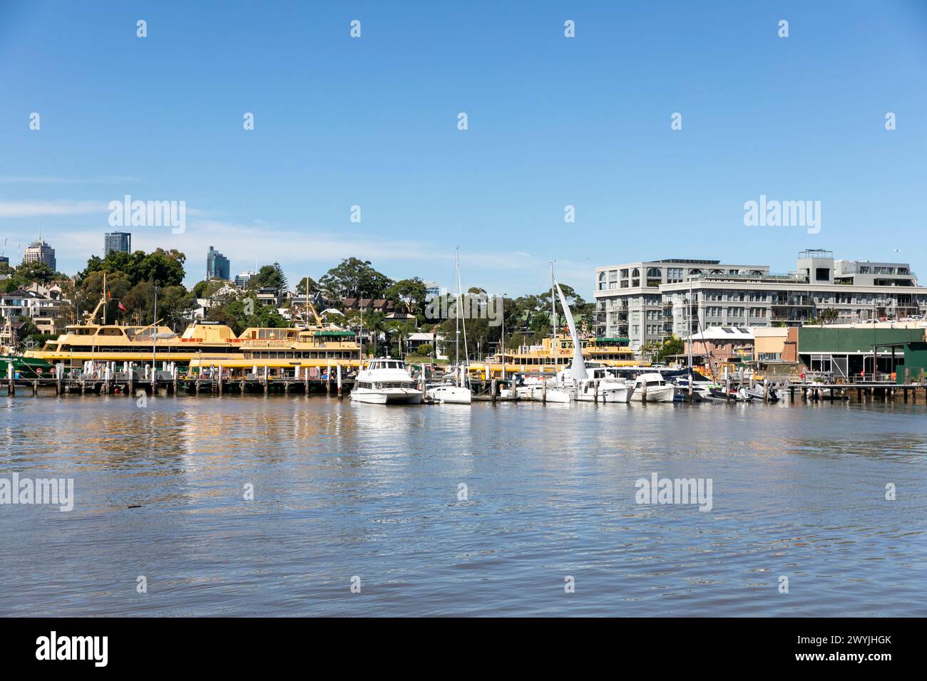 Cantiere navale di Balmain con navi Sydney Ferries in manutenzione e riparazione, con l'ex fabbrica Colgate Palmolive, Sydney, NSW, Australia Foto Stock