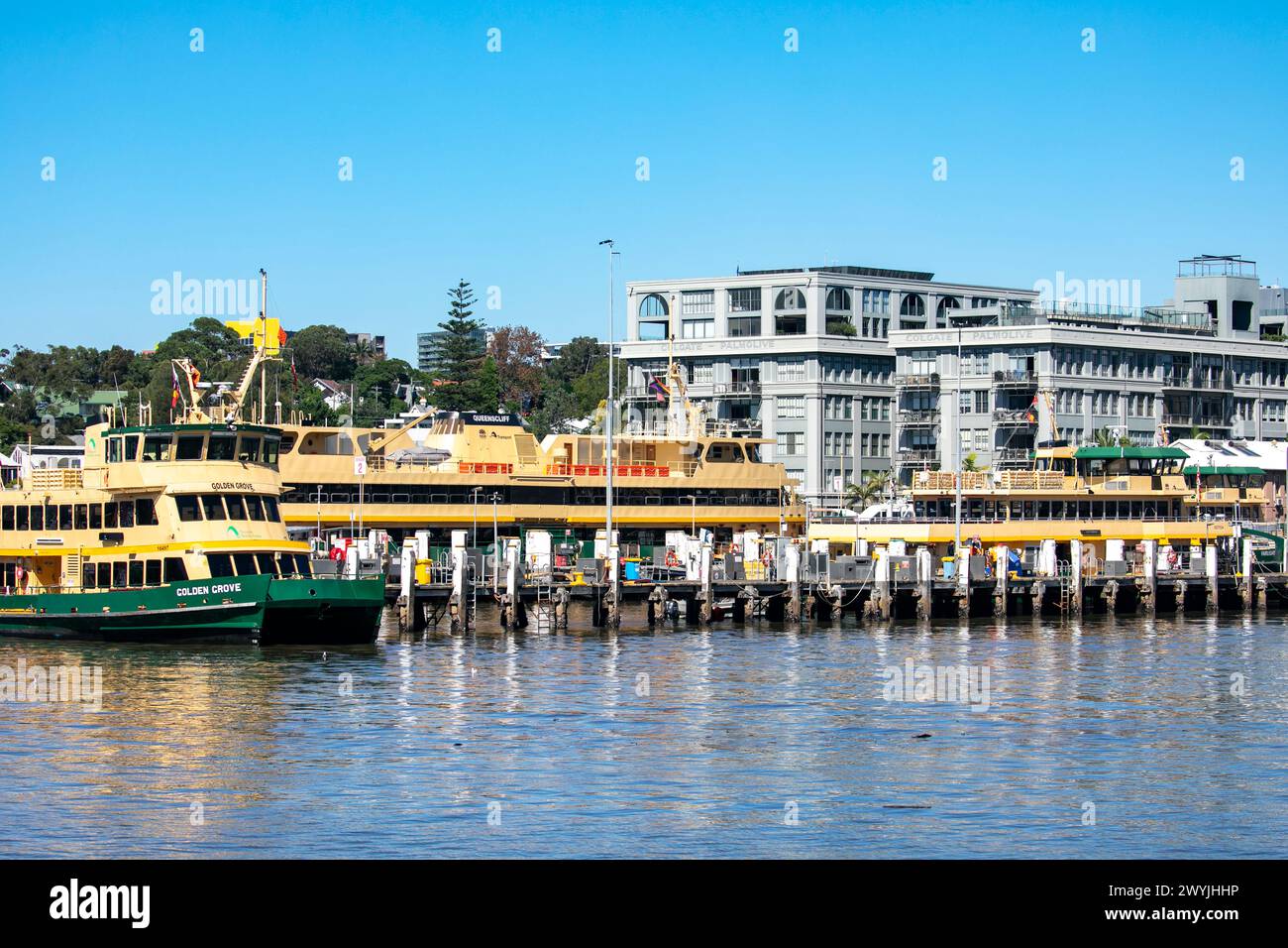 I cantieri navali di Balmain e Queenscliff, i traghetti di Golden Grove sono in manutenzione, con l'ex fabbrica Colgate Palmolive, Sydney, NSW, Australia Foto Stock