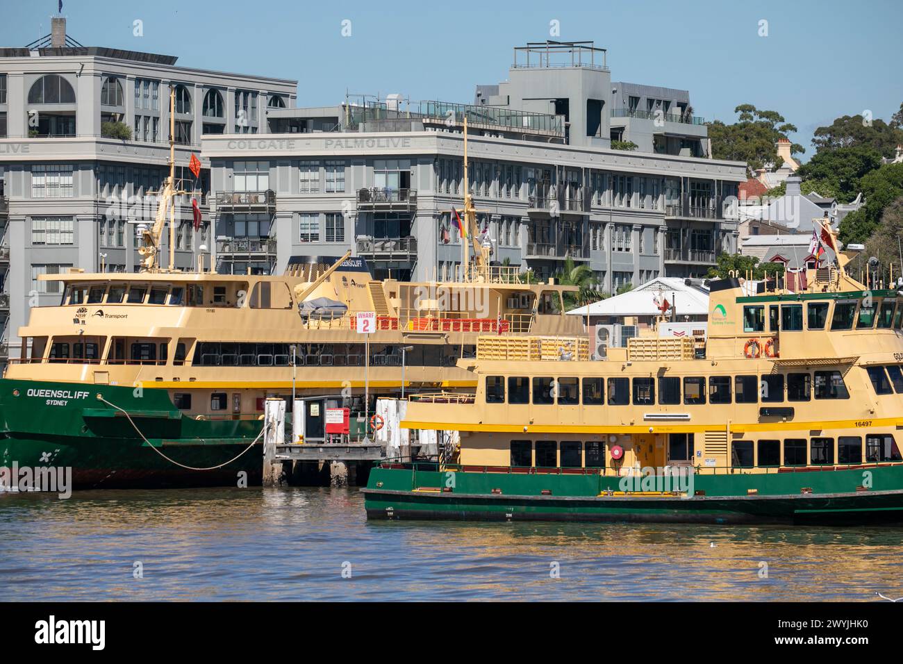 I cantieri navali di Balmain e Queenscliff, i traghetti di Golden Grove sono in manutenzione, con l'ex fabbrica Colgate Palmolive, Sydney, NSW, Australia Foto Stock