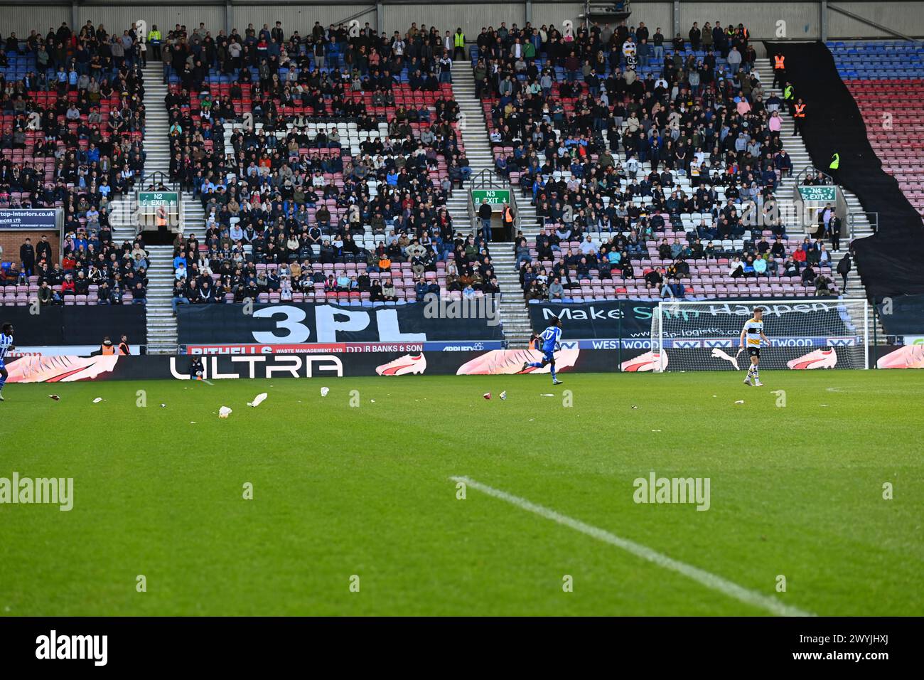 DW Stadium, Wigan, Regno Unito, 6 aprile 2024. Storm Kathleen lascia un mare di rifiuti sul campo durante la partita EFL League One tra Wigan Athletic e Port vale. Credito: Tom Green/Alamy Live News Foto Stock