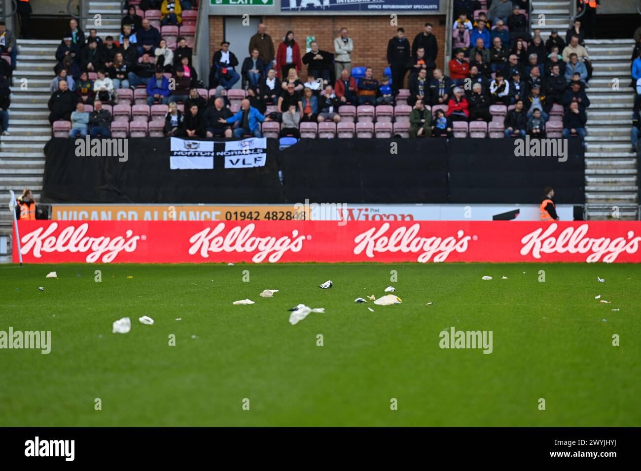 DW Stadium, Wigan, Regno Unito, 6 aprile 2024. Storm Kathleen lascia un mare di rifiuti sul campo durante la partita EFL League One tra Wigan Athletic e Port vale. Credito: Tom Green/Alamy Live News Foto Stock